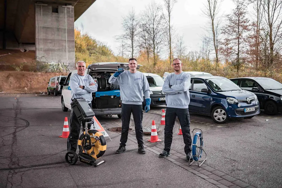 Team der Sascha Stein Rohrreinigung mit Einsatzfahrzeugen und Inspektionstechnik